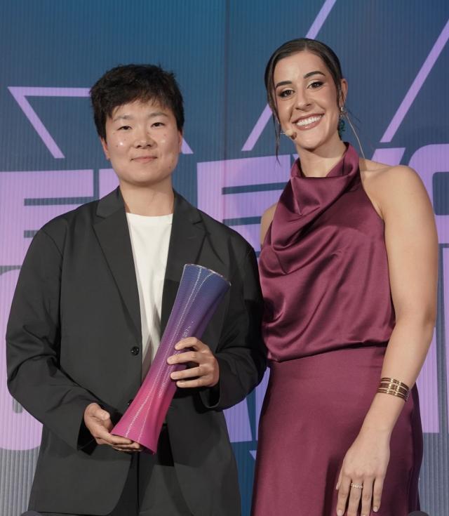 表彰体育精神！西班牙媒体为何冰娇颁发纪念奖杯