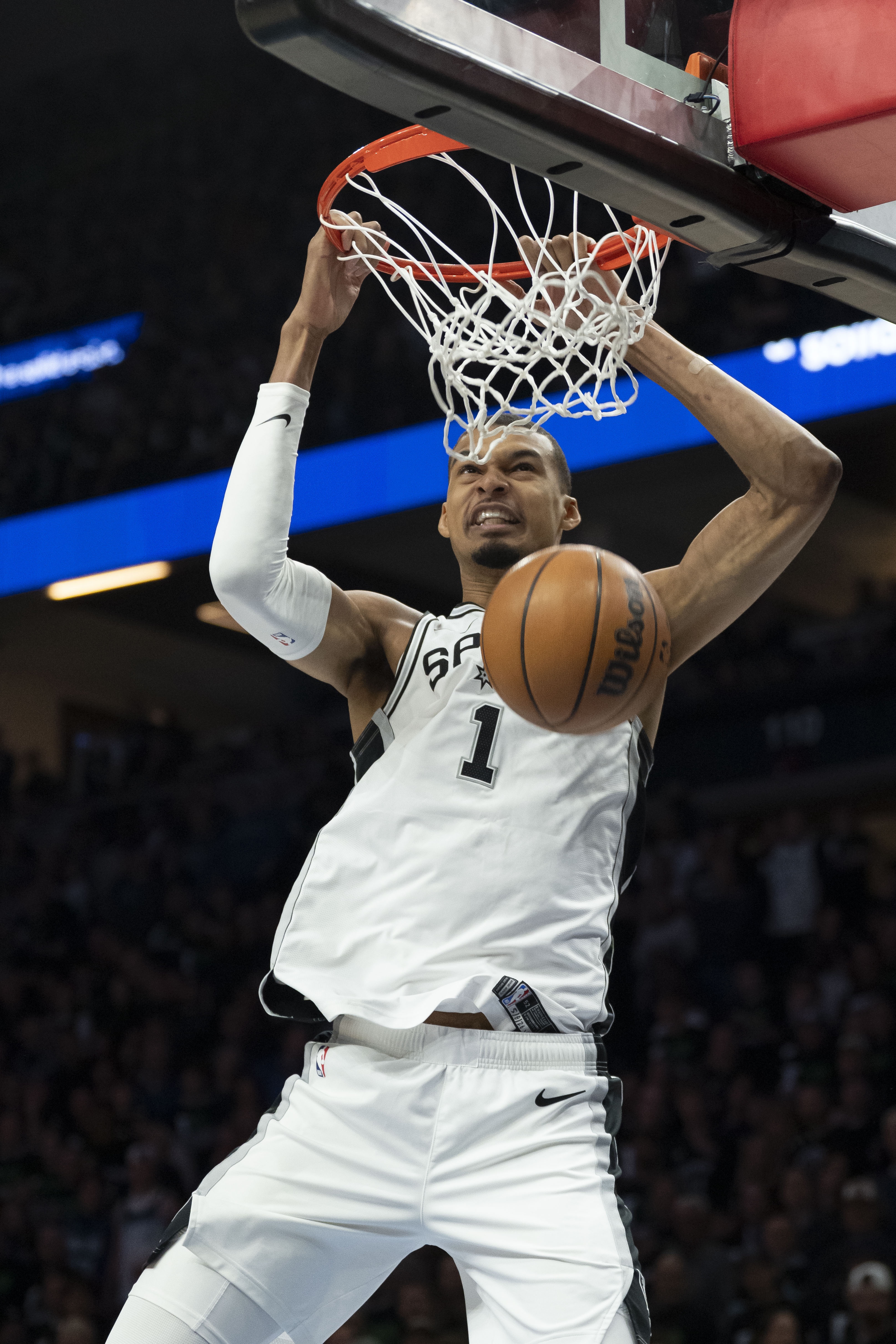 开云体育入口-怎么防文班？PJ·塔克：应该让小个防 用小阵容换防消耗他